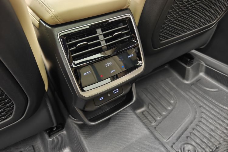 吉利汽车 星越L 2025款 东方曜 2.0TD 自动四驱望月版中控内饰7010