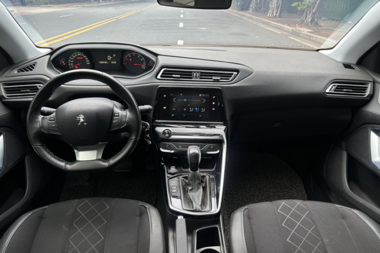 标致308 2016款 1.6L 自动豪华版中控内饰7005