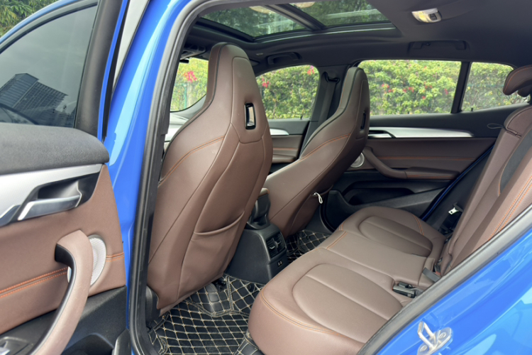 宝马X2 2021款 改款 sDrive25i 曜夜版中控内饰7001