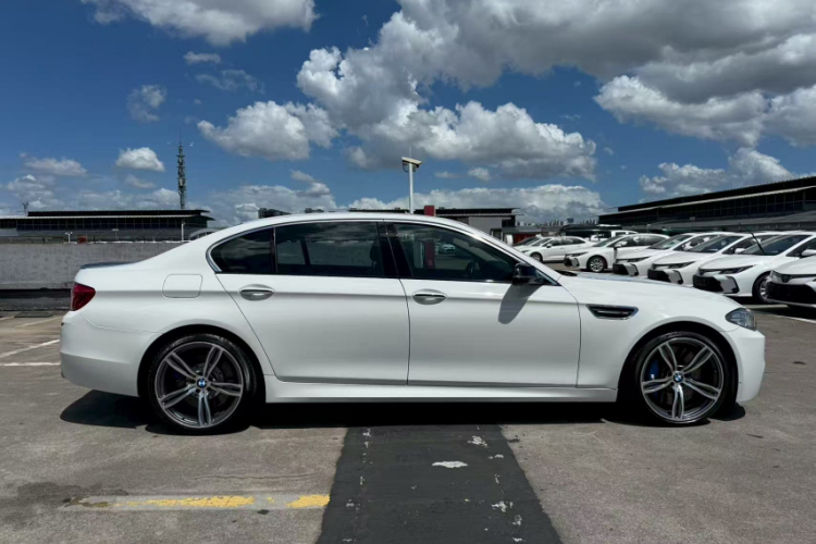 宝马5系 2014款 525Li 豪华设计套装车身外观6003