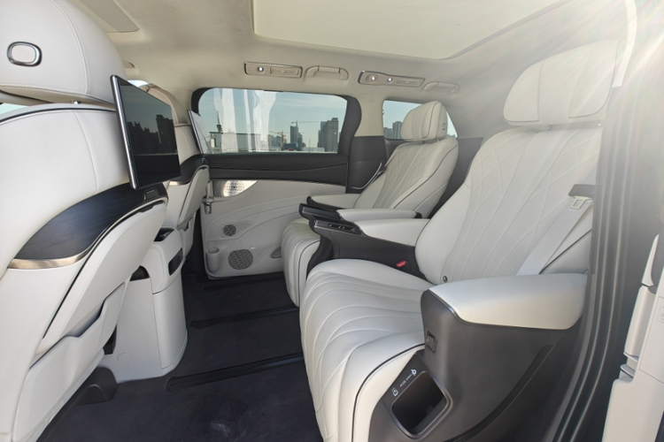 腾势D9 2024款 DM-i 980 四驱旗舰型中控内饰7006