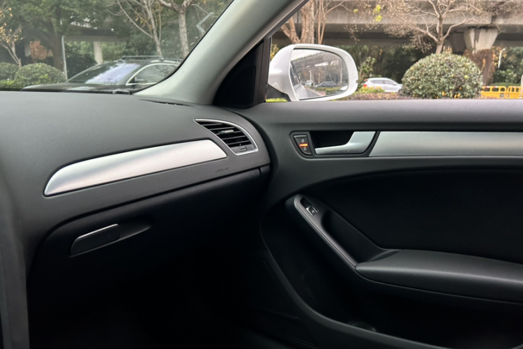 奥迪A4L 2015款 35 TFSI 自动标准型中控内饰7001