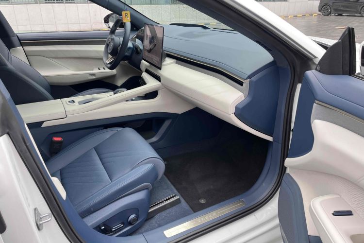 极氪001 2025款 WE版 100kWh 后驱中控内饰7010