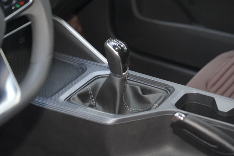 吉利汽车 帝豪 2025款 第4代 1.5L 手动星耀版中控内饰7008