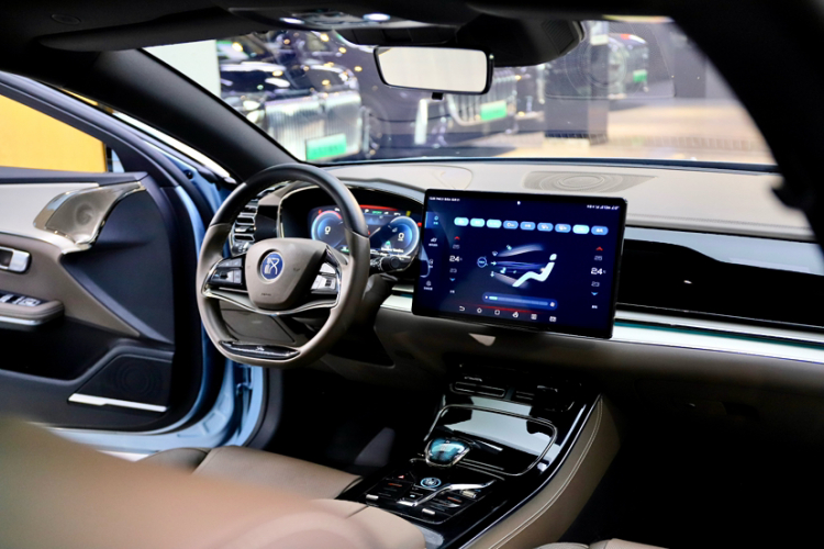 比亚迪 汉 2023款 EV 冠军版 506KM前驱尊贵型中控内饰7010