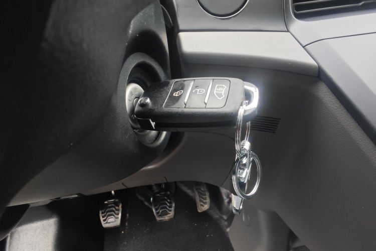 福特 全顺 2023款 2.0T柴油手动多功能商用车中轴低顶5/6座中控内饰7001