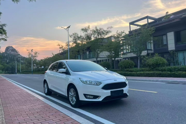 福特 福克斯 2017款 两厢 1.6L 手动风尚型智行版车身外观6006