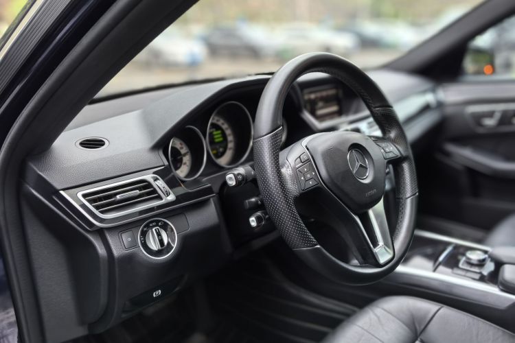 奔驰E级 2015款 E 260 L 运动豪华型中控内饰7010