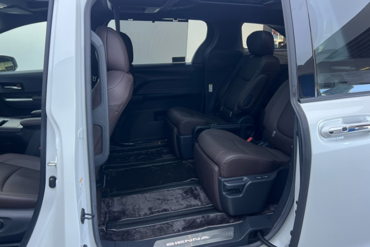 丰田 赛那SIENNA 2023款 2.5L混动 铂金版中控内饰7011