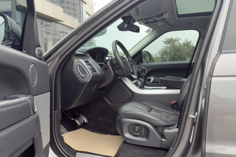 路虎 揽胜运动版 2016款 3.0 SC V6 HSE DYNAMIC中控内饰7013