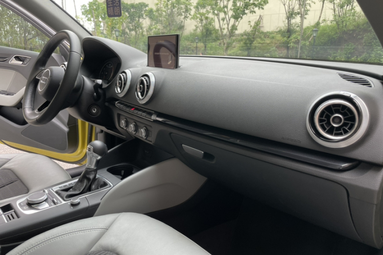 奥迪A3 2017款 Sportback 35 TFSI 时尚型中控内饰7005