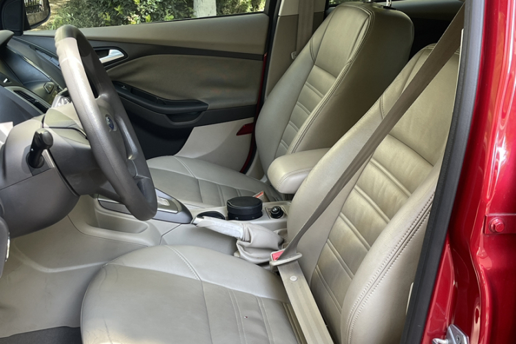 福特 福克斯 2012款 三厢 1.6L 自动舒适型中控内饰7002