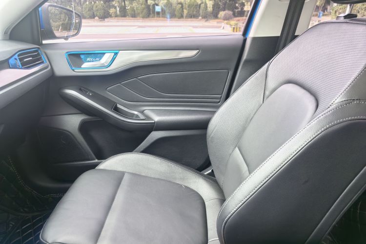 福特 福克斯 2020款 三厢 EcoBoost 180 自动锋耀型中控内饰7009