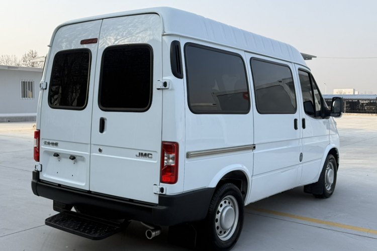 江铃 特顺 2019款 2.8T商运型短轴中顶6座国VI JX493车身外观6001