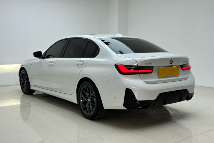 宝马3系 2025款 330Li M运动曜夜套装车身外观6006