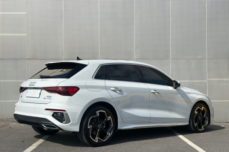 奥迪A3 2024款 Sportback 35 TFSI 豪华运动型车身外观6004