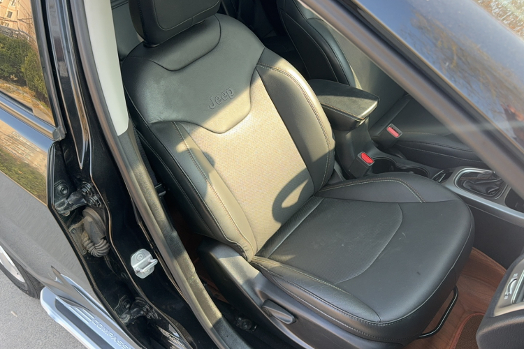 Jeep 指南者 2017款 200T 自动家享版局部细节41