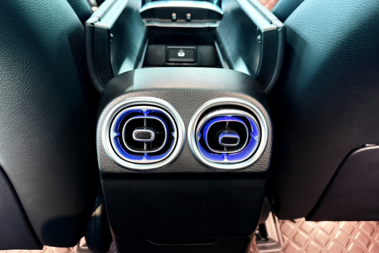 奔驰C级 2022款 改款 C 260 L 运动版中控内饰7007