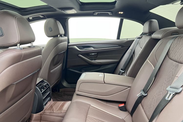 宝马5系 2022款 改款 530Li 领先型 M运动套装中控内饰7001