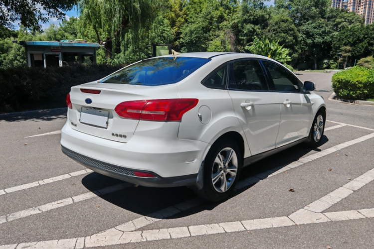 福特 福克斯 2018款 三厢经典 1.6L 自动舒适型智行版车身外观6005