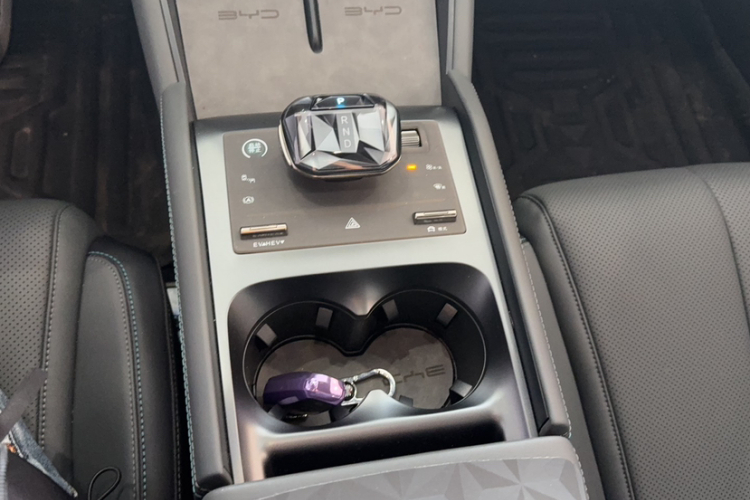 比亚迪 秦L 2024款 DM-i 120KM超越型局部细节18