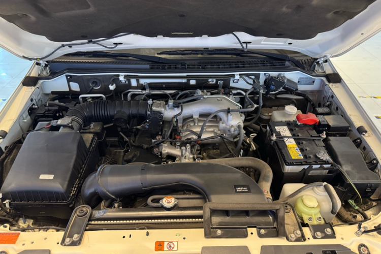 三菱 帕杰罗(进口) 2022款 帕杰罗V93 3.0L GLS 织物(中东)中控内饰7010