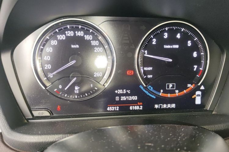 宝马X2 2021款 改款 sDrive25i 曜夜版中控内饰15