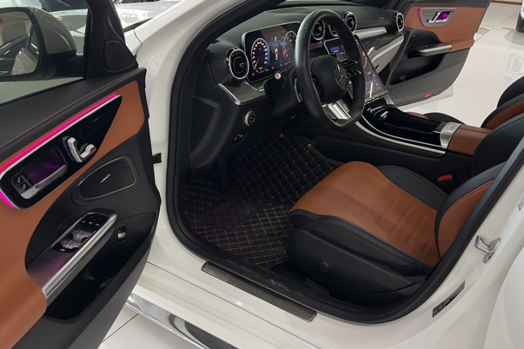 奔驰C级 2023款 C 200 L 运动版中控内饰7003