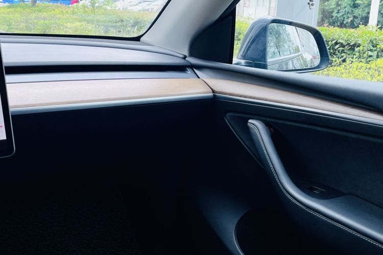 特斯拉 Model Y 2021款 长续航全轮驱动版中控内饰7004