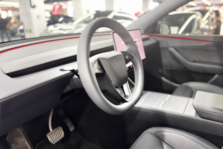 特斯拉 Model Y 2025款 长续航全轮驱动版中控内饰7008