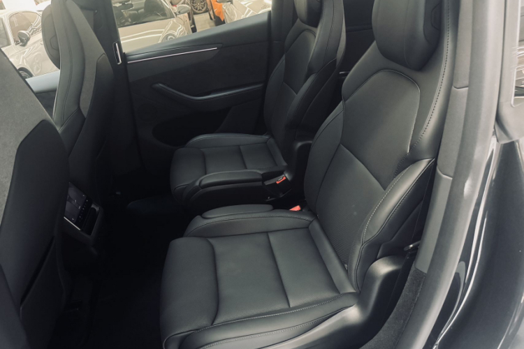 特斯拉 Model Y L 2025款 长续航全轮驱动版中控内饰7006