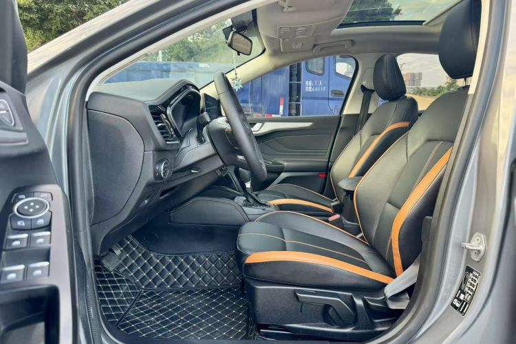 福特 福克斯 2022款 三厢 EcoBoost 180 自动竞速版中控内饰7006