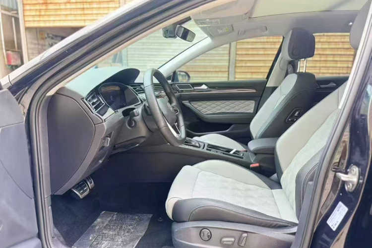 大众 迈腾 2023款 200万辆纪念版 330TSI DSG领先型中控内饰7002