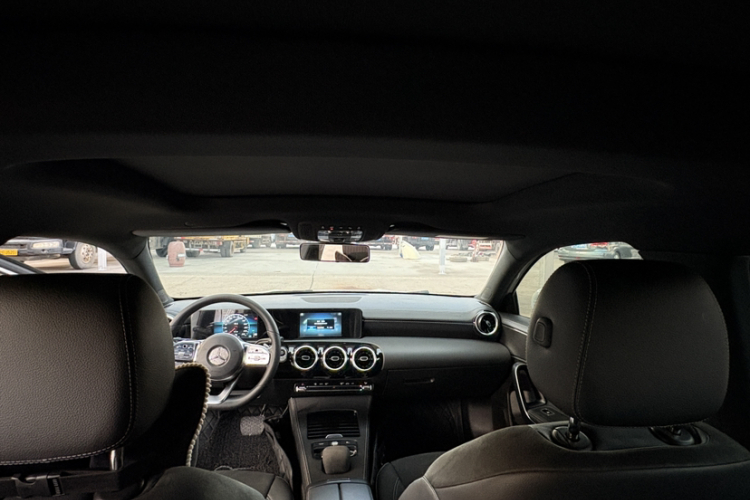 奔驰A级 2019款 A 180 L 运动轿车中控内饰7004