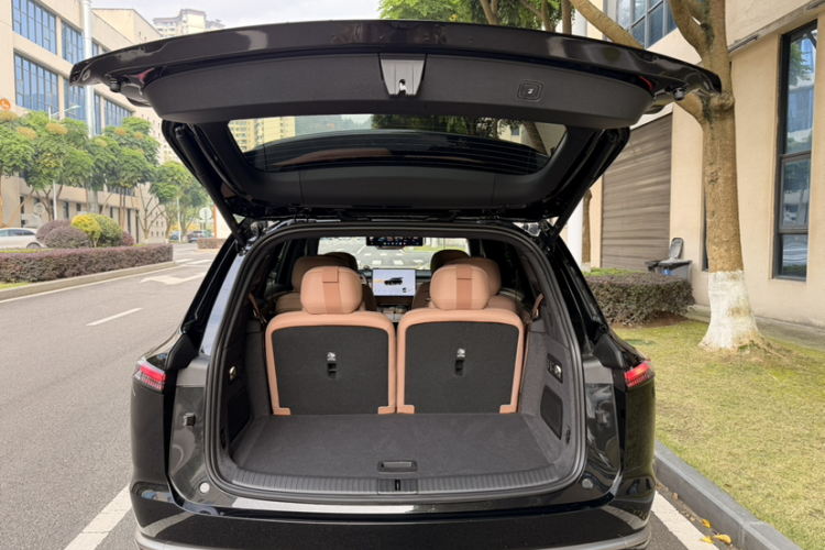 乐道L90 2025款 Max 六座版中控内饰7008