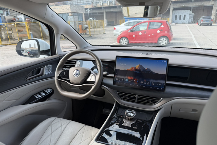 腾势D9 2022款 DM-i 970 四驱尊荣型局部细节9004