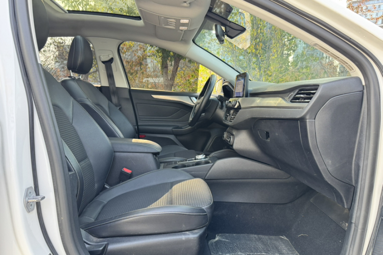 福特 福克斯 2020款 三厢 EcoBoost 180 自动锋潮型局部细节41