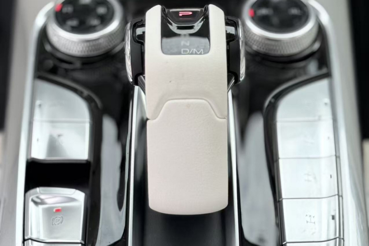 超境汽车 共创坦克300 2021款 2.0T 赛博坦克中控内饰7010