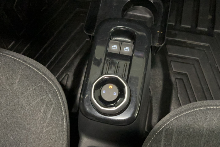 吉利银河 2023款 熊猫mini 200km 耐力熊中控内饰7009