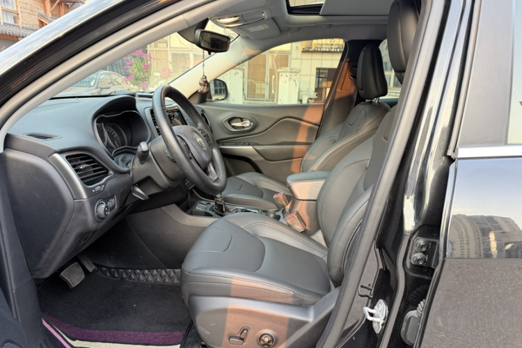 Jeep 自由光 2019款 2.0T 两驱智享版 国V中控内饰7003