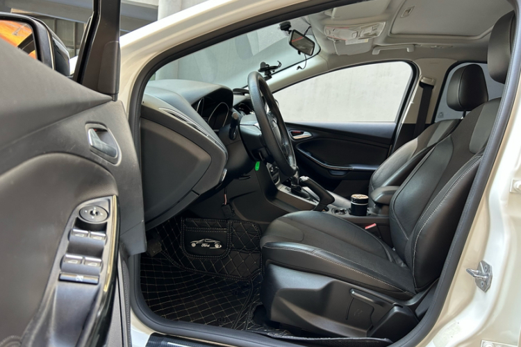 福特 福克斯 2012款 两厢 2.0L 自动豪华运动型中控内饰7006