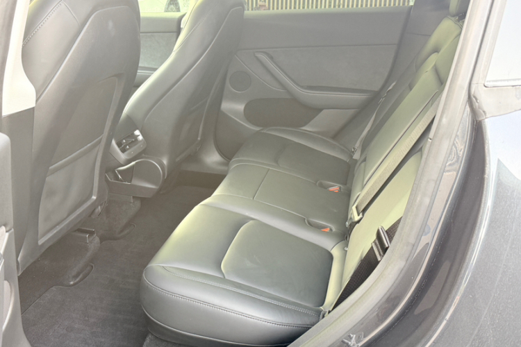 特斯拉 Model Y 2024款 后轮驱动版中控内饰7001