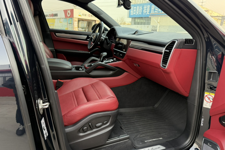 保时捷 2023款 Cayenne Coupé 3.0T 铂金版中控内饰7003