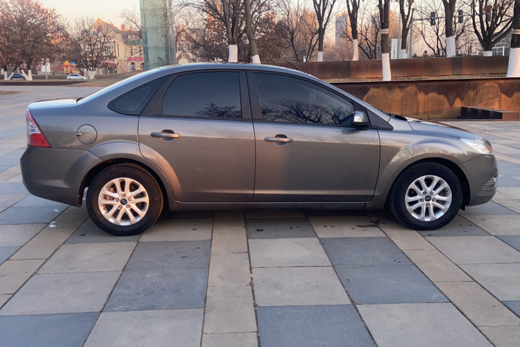 福特 福克斯 2013款 三厢经典 1.8L 手动基本型车身外观6007