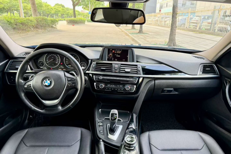 宝马3系 2017款 320Li M运动型中控内饰7004