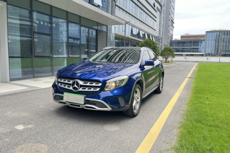 奔驰GLA 2019款 GLA 200 动感型车身外观1