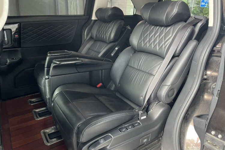 本田 艾力绅 2019款 2.0L 混动至尊版中控内饰7004