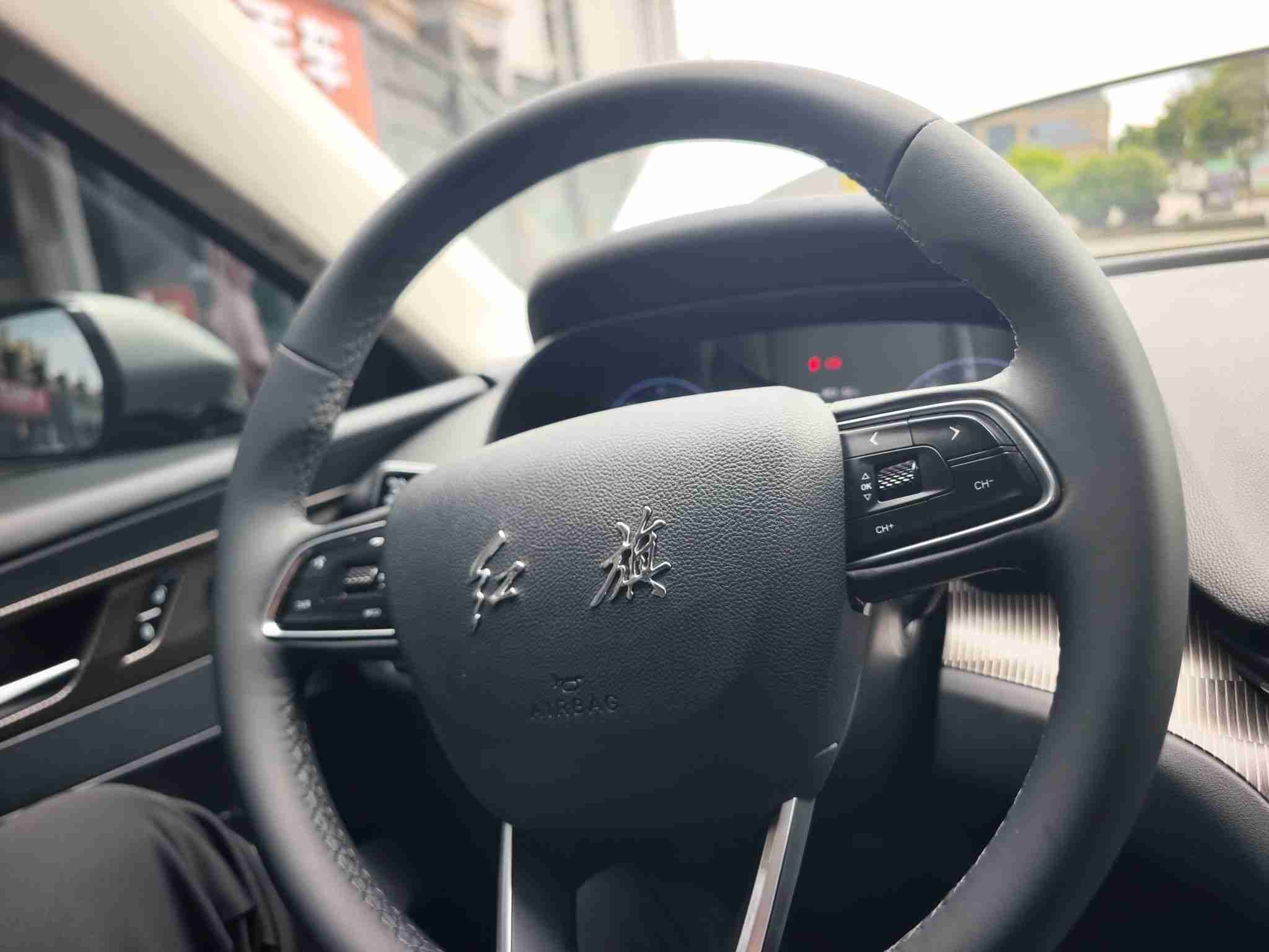 车辆方向盘及中控台实拍