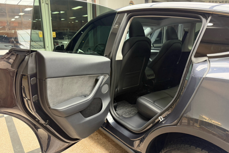 特斯拉 Model Y 2024款 后轮驱动版中控内饰7012