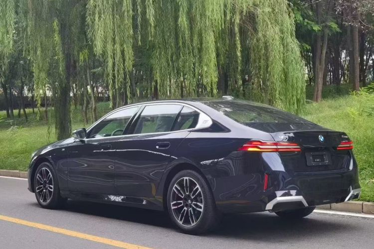 宝马5系 2024款 530Li 领先型 M运动套装车身外观6006
